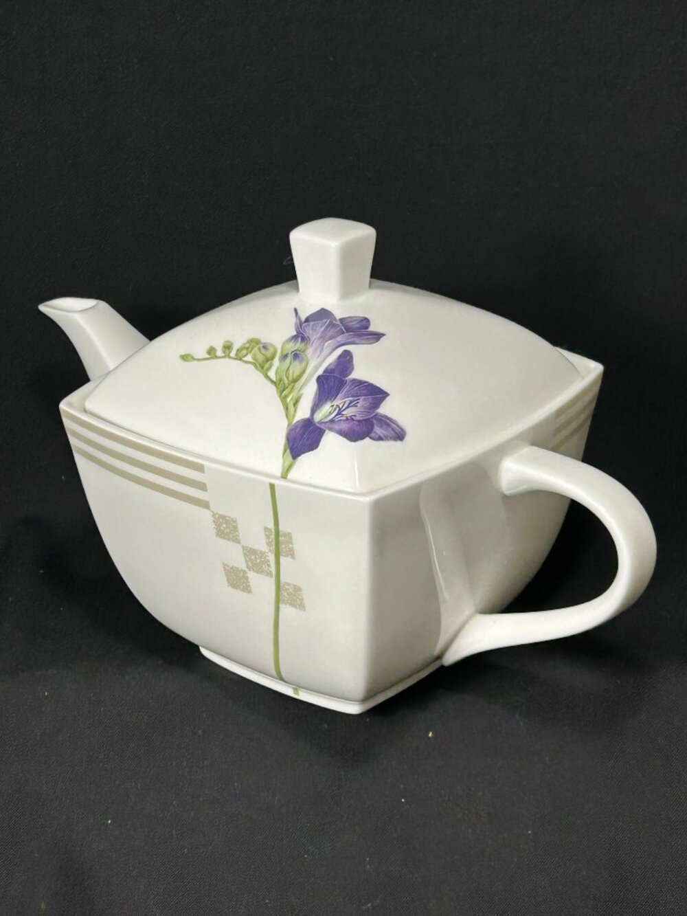beautiful bone china tea pot. Mikasa AN038 Botanical Fancy